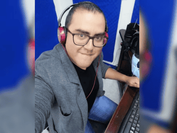 El comunicador es originario de San Jerónimo Tecóatl, Oaxaca, y trabaja como locutor en la estación Evolución 98.5 FM. ESPECIAL