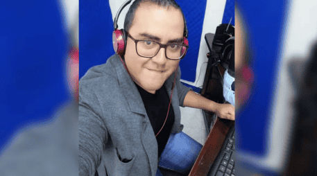 El comunicador es originario de San Jerónimo Tecóatl, Oaxaca, y trabaja como locutor en la estación Evolución 98.5 FM. ESPECIAL