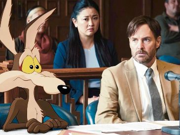 El Coyote aparece junto a Will Forte, quien interpreta a su abogado, y Lana Condor, quien da vida a Paige Avery. CORTESÍA