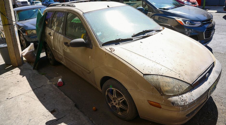 Autoridades buscan liberar las calles de unidades que permanecen abandonadas y generan afectaciones al entorno. EL INFORMADOR