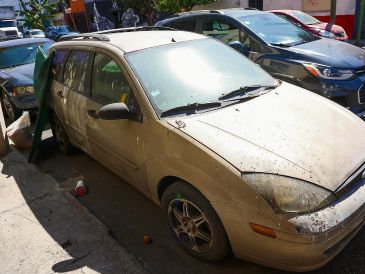 Autoridades buscan liberar las calles de unidades que permanecen abandonadas y generan afectaciones al entorno. EL INFORMADOR