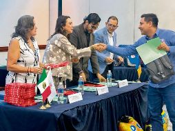 Autoridades del gobierno participaron en la entrega de reconocimientos a decenas de alumnos de primaria y secundaria, así como a papás de menores que no asistieron. ESPECIAL
