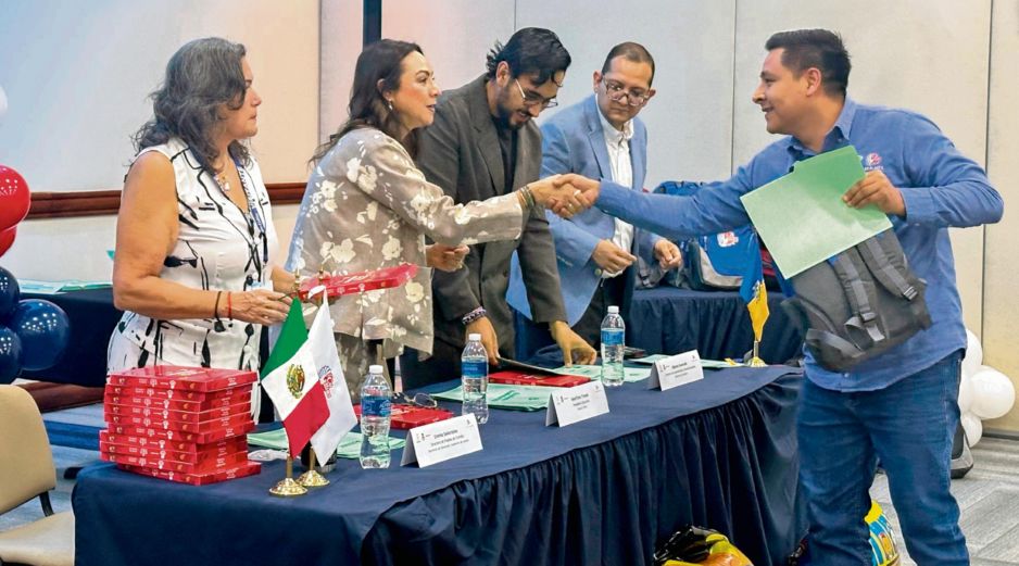 Autoridades del gobierno participaron en la entrega de reconocimientos a decenas de alumnos de primaria y secundaria, así como a papás de menores que no asistieron. ESPECIAL
