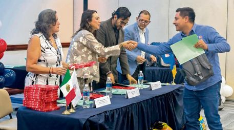 Autoridades del gobierno participaron en la entrega de reconocimientos a decenas de alumnos de primaria y secundaria, así como a papás de menores que no asistieron. ESPECIAL