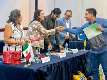 Autoridades del gobierno participaron en la entrega de reconocimientos a decenas de alumnos de primaria y secundaria, así como a papás de menores que no asistieron. ESPECIAL