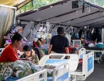 Pacientes reciben tratamiento en una carpa improvisada a las afueras del Hospital de Ruteng tras el terremoto de magnitud 7,7 que sacudió la isla de Flores. EFE/M. NAGI