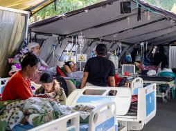 Pacientes reciben tratamiento en una carpa improvisada a las afueras del Hospital de Ruteng tras el terremoto de magnitud 7,7 que sacudió la isla de Flores. EFE/M. NAGI