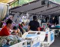 Pacientes reciben tratamiento en una carpa improvisada a las afueras del Hospital de Ruteng tras el terremoto de magnitud 7,7 que sacudió la isla de Flores. EFE/M. NAGI