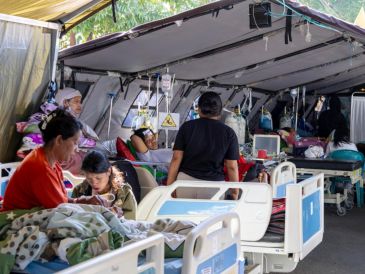 Pacientes reciben tratamiento en una carpa improvisada a las afueras del Hospital de Ruteng tras el terremoto de magnitud 7,7 que sacudió la isla de Flores. EFE/M. NAGI