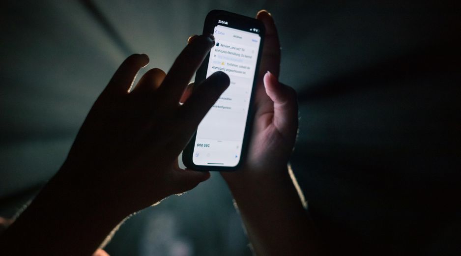 El uso del celular antes de dormir inhibe la producción de melatonina debido a la luz azul. Conoce los efectos en tu cerebro y los mejores consejos para mejorar tu higiene del sueño hoy mismo. Unsplash