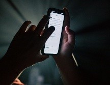 El uso del celular antes de dormir inhibe la producción de melatonina debido a la luz azul. Conoce los efectos en tu cerebro y los mejores consejos para mejorar tu higiene del sueño hoy mismo. Unsplash