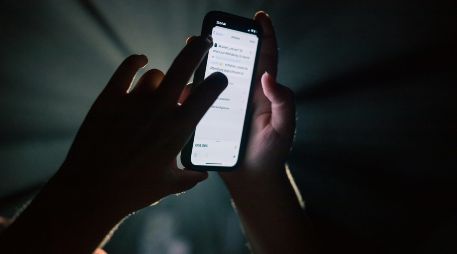 El uso del celular antes de dormir inhibe la producción de melatonina debido a la luz azul. Conoce los efectos en tu cerebro y los mejores consejos para mejorar tu higiene del sueño hoy mismo. Unsplash