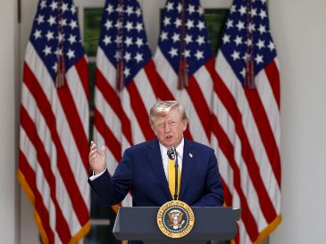 Esta nueva normativa exigiría a los estados rediseñar los sobres de las boletas electorales para incluir códigos de barras de seguimiento únicos y obligaría a las autoridades locales a enviar listas específicas de votantes elegibles al USPS. EFE/W. Oliver