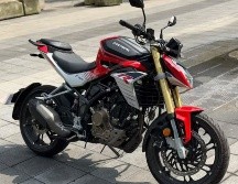 La Hunk 250R se coloca como una alternativa que apuesta más por potencia y versatilidad que por una configuración básica de movilidad. SUN/B. Martínez