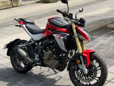 La Hunk 250R se coloca como una alternativa que apuesta más por potencia y versatilidad que por una configuración básica de movilidad. SUN/B. Martínez