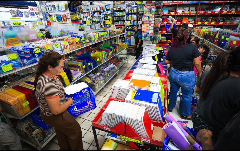 Para maximizar el rendimiento del dinero durante este regreso a clases, los expertos sugieren complementar los recorridos por el Centro Histórico con una planificación estricta, un presupuesto detallado asignando. EL INFORMADOR/ARCHIVO