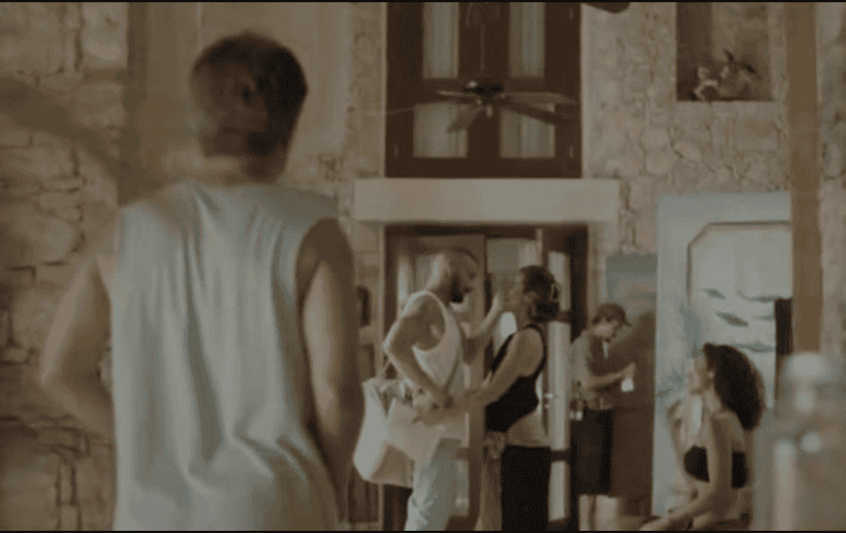 La película está descrita como una comedia dramática con tonos surrealistas. LA CORRIENTE DEL GOLFO