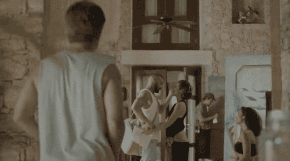 La película está descrita como una comedia dramática con tonos surrealistas. LA CORRIENTE DEL GOLFO