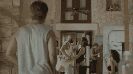 La película está descrita como una comedia dramática con tonos surrealistas. LA CORRIENTE DEL GOLFO