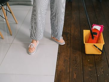 Trapear con vinagre blanco es una tendencia al alza. Gracias a su ácido acético, elimina la mugre, neutraliza olores y aleja insectos. ESPECIAL/PEXELS