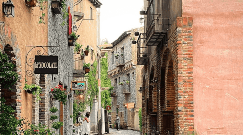 Este lugar es un desarrollo inmobiliario en Tlaxcala que simula un pueblo italiano, que ofrece restaurantes, galerías y hoteles boutique, además la entrada es gratuita. ESPECIAL Val'Quirico