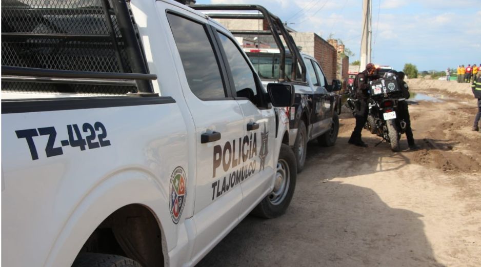 Los uniformados realizaron maniobras para darle alcance al cadáver y orillarlo, evitando así que continuara siendo arrastrado por el cauce. ESPECIAL/Ayuntamiento de Tlajomulco