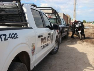 Los uniformados realizaron maniobras para darle alcance al cadáver y orillarlo, evitando así que continuara siendo arrastrado por el cauce. ESPECIAL/Ayuntamiento de Tlajomulco