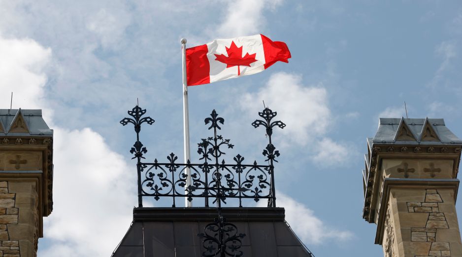 La bandera canadiense ondea el sábado 22 de agosto de 2026 en la Colina del Parlamento, Ottawa. AP/P. Doyle