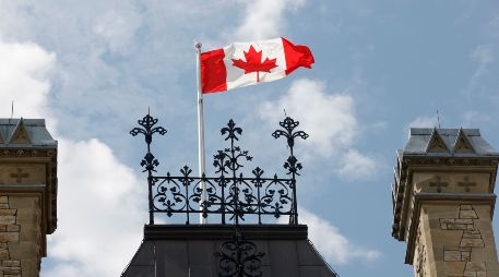 La bandera canadiense ondea el sábado 22 de agosto de 2026 en la Colina del Parlamento, Ottawa. AP/P. Doyle