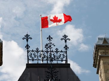 La bandera canadiense ondea el sábado 22 de agosto de 2026 en la Colina del Parlamento, Ottawa. AP/P. Doyle
