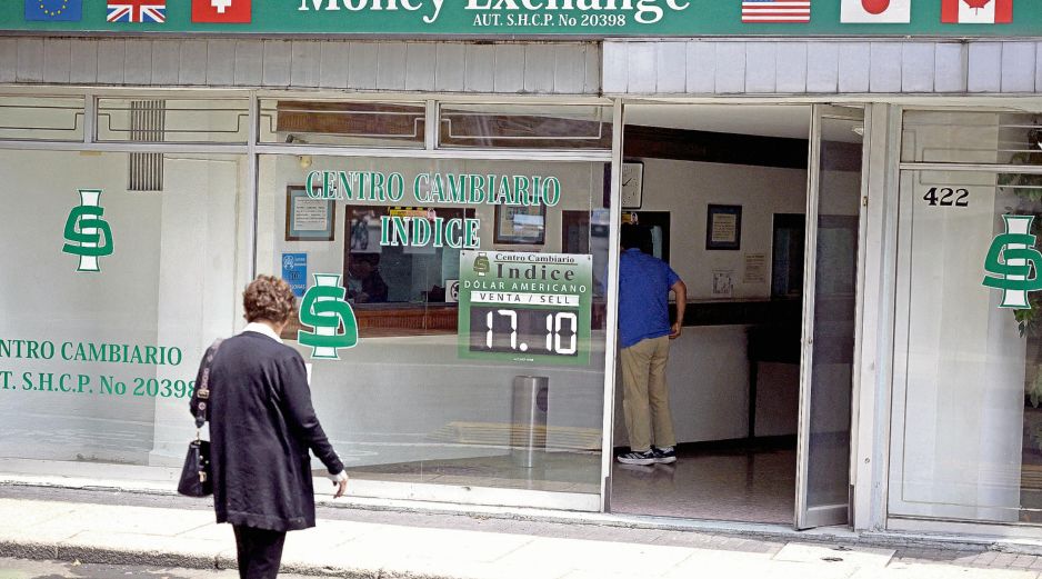 El peso mexicano registró una ligera depreciación frente al dólar al cierre de la sesión bursátil. AFP