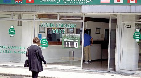 El peso mexicano registró una ligera depreciación frente al dólar al cierre de la sesión bursátil. AFP