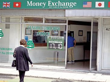 El peso mexicano registró una ligera depreciación frente al dólar al cierre de la sesión bursátil. AFP