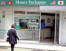El peso mexicano registró una ligera depreciación frente al dólar al cierre de la sesión bursátil. AFP