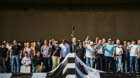 Ciudadanos y empresarios se manifestaron ayer frente al Palacio de Gobierno de Sinaloa para exigir la salida definitiva de Rubén Rocha Moya y su equipo. AFP