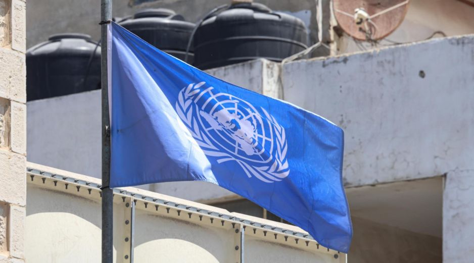Imagen de archivo de una bandera de la UNRWA, la agencia de la ONU para los refugiados palestinos, en Jerusalén Este. EFE/M. Gibelli