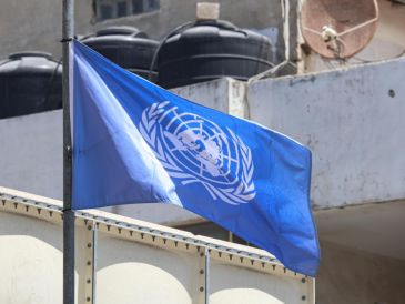 Imagen de archivo de una bandera de la UNRWA, la agencia de la ONU para los refugiados palestinos, en Jerusalén Este. EFE/M. Gibelli
