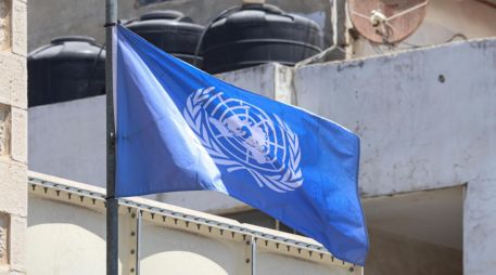 Imagen de archivo de una bandera de la UNRWA, la agencia de la ONU para los refugiados palestinos, en Jerusalén Este. EFE/M. Gibelli