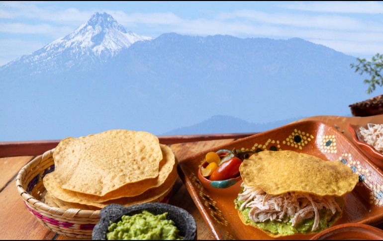 Las tostadas raspadas pueden acompañarse con frijolitos y diferentes tipos de carne como el lomo, lengua, pata, cueritos, oreja y trompa. ESPECIAL / EL INFORMADOR y CANVA
