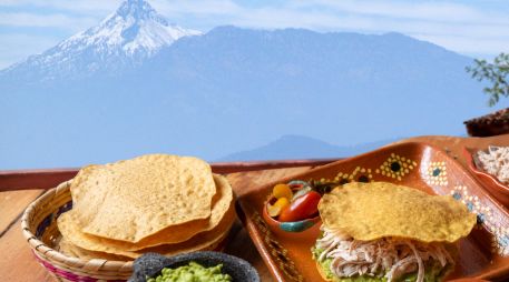 Las tostadas raspadas pueden acompañarse con frijolitos y diferentes tipos de carne como el lomo, lengua, pata, cueritos, oreja y trompa. ESPECIAL / EL INFORMADOR y CANVA
