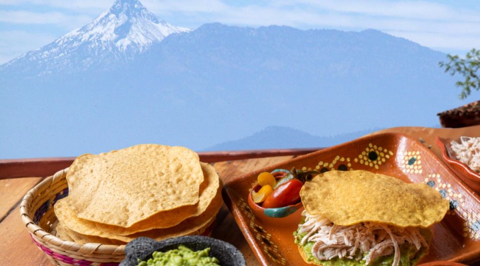 Las tostadas raspadas pueden acompañarse con frijolitos y diferentes tipos de carne como el lomo, lengua, pata, cueritos, oreja y trompa. ESPECIAL / EL INFORMADOR y CANVA