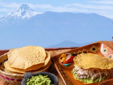 Las tostadas raspadas pueden acompañarse con frijolitos y diferentes tipos de carne como el lomo, lengua, pata, cueritos, oreja y trompa. ESPECIAL / EL INFORMADOR y CANVA