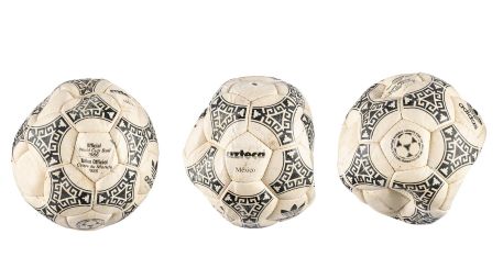 La pelota está directamente relacionada con uno de los episodios más polémicos de la carrera de Maradona y de la Copa del Mundo. EFE / Heritage Auctions