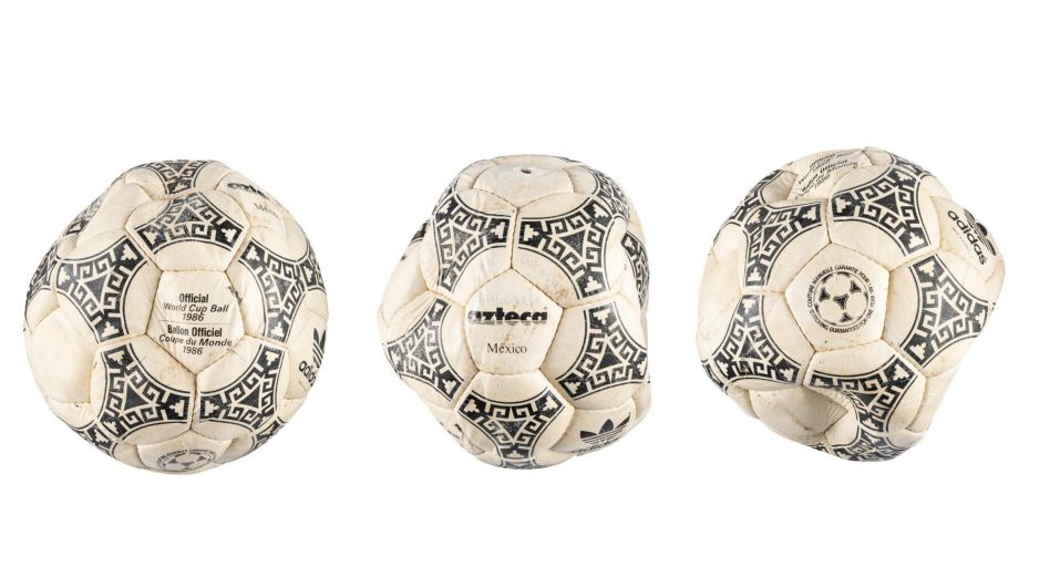 La pelota está directamente relacionada con uno de los episodios más polémicos de la carrera de Maradona y de la Copa del Mundo. EFE / Heritage Auctions