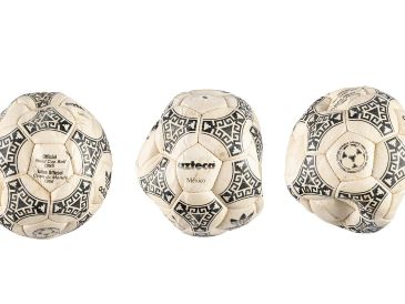 La pelota está directamente relacionada con uno de los episodios más polémicos de la carrera de Maradona y de la Copa del Mundo. EFE / Heritage Auctions