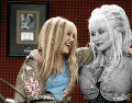 La historia de Dolly Parton y Miley Cyrus tiene un elemento que parece sacado de una película: primero se convirtieron en familia por elección y después descubrieron que también estaban unidas por la genealogía. ESPECIAL