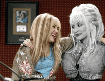 La historia de Dolly Parton y Miley Cyrus tiene un elemento que parece sacado de una película: primero se convirtieron en familia por elección y después descubrieron que también estaban unidas por la genealogía. ESPECIAL