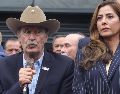 El expresidente de México Vicente Fox (i) habla junto a Verónica Ruffo, hija del exgobernador de Baja California Ernesto "N", afuera de las instalaciones de la FGR. EFE/M. Hartz
