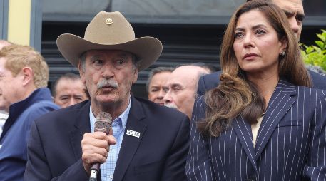 El expresidente de México Vicente Fox (i) habla junto a Verónica Ruffo, hija del exgobernador de Baja California Ernesto 