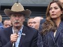 El expresidente de México Vicente Fox (i) habla junto a Verónica Ruffo, hija del exgobernador de Baja California Ernesto 
